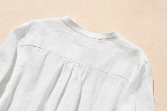 這款清爽的亞麻襯衫觸感自然，採用七分袖設計，100%亞麻布料，白色。 （貨號：240516-1） 第10張的照片