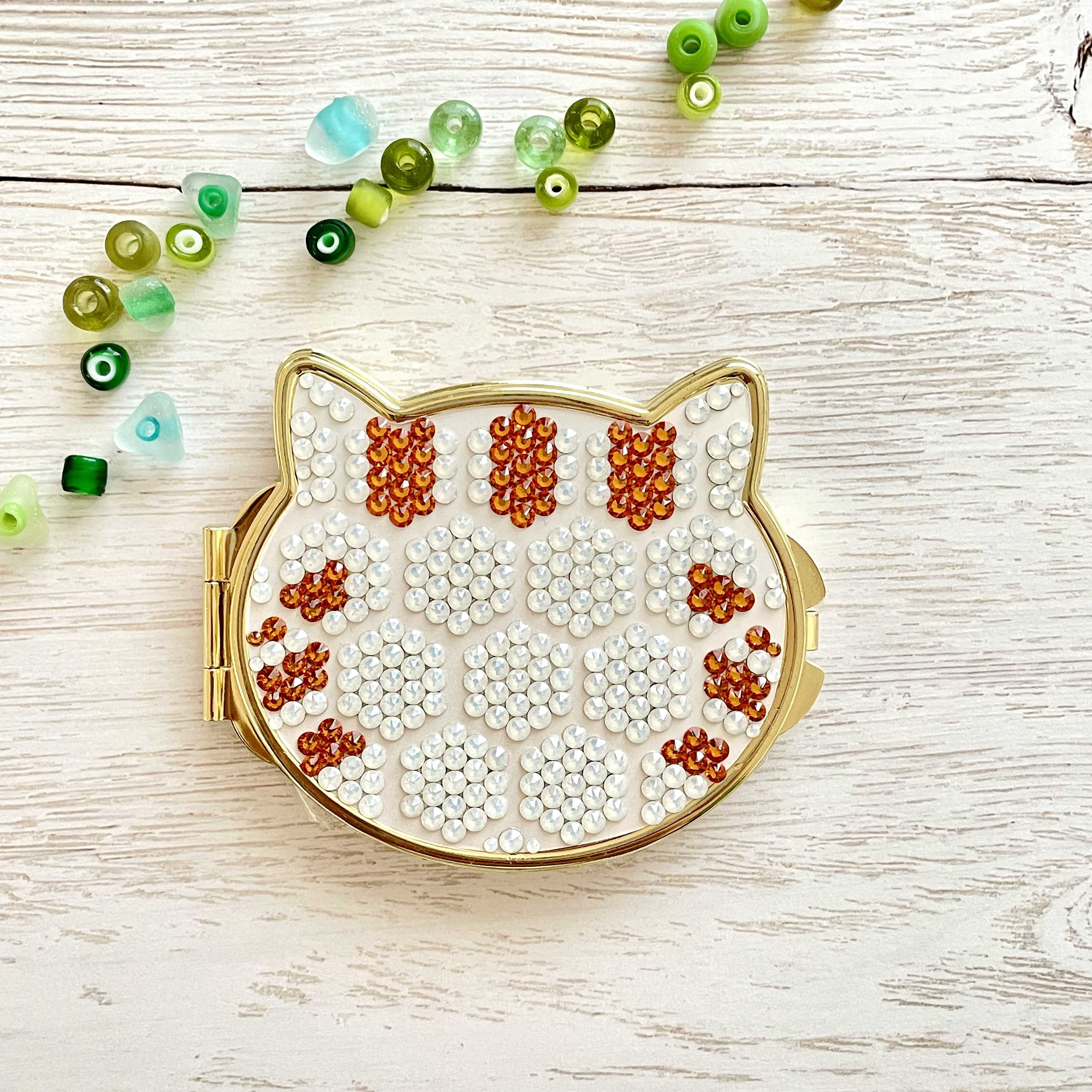 ◇ハニカムタイル◇Catミラー ゴールド「茶トラ」●コンパクトミラー●【2面鏡】猫＊クリスタルガラス