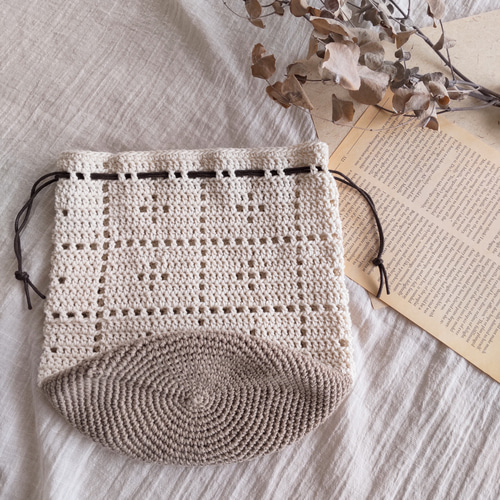 ◈模様編み 巾着バッグ ﴾中﴿ 巾着袋 モカ底◈かぎ針編み 巾着バッグ