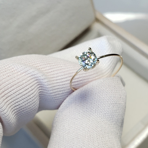 高品質】クラシク六爪型 モアサナイトダイヤモンド 指輪0.5ct