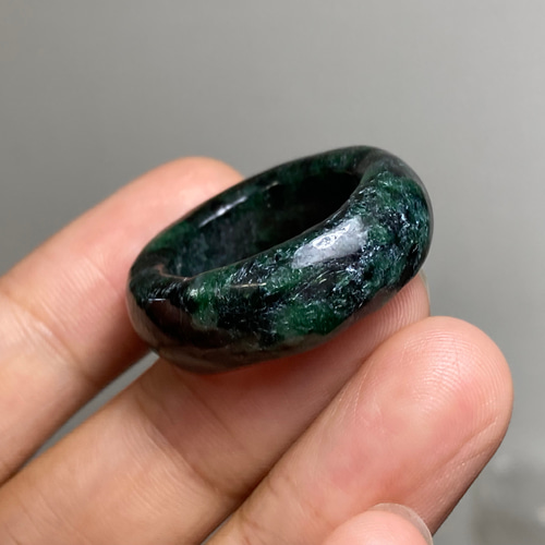 L7-191一点物墨緑色13.5号ミャンマー産天然A貨 本翡翠 くりぬき リング L6-79 黒緑 17.0号 ミャンマー産天然 A貨 本翡翠 くりぬき