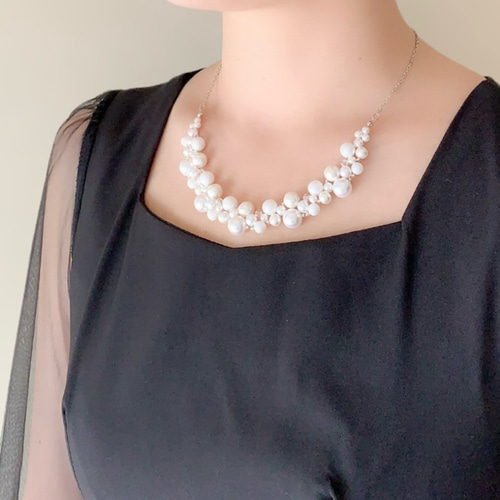 ホワイト/サージカルチェーン 華やかパールネックレス＜結婚式 七五三