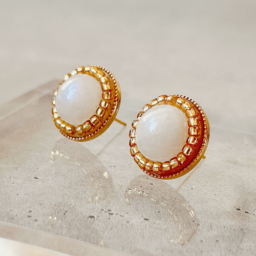 レインボームーンストーンの一粒ピアス/イヤリング ビーズ刺繍 ピアス  