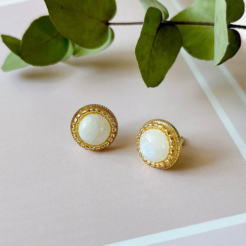 レインボームーンストーンの一粒ピアス/イヤリング ビーズ刺繍 ピアス  