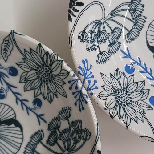 フラワーパターン プレートL 黒／ブルー パスタ皿／レトロ