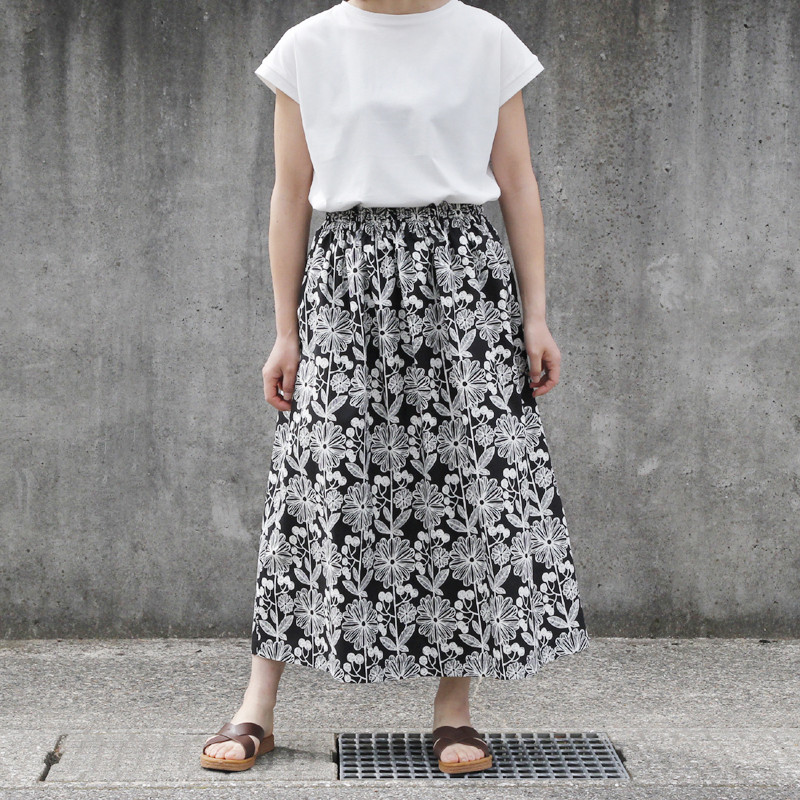 【即納】 ノルディック調フラワー　綿麻ギャザースカート（ブラック フラワー）リネン 麻 モノトーン 黒