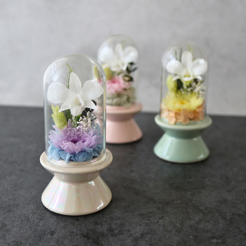 仏花　プリザーブドフラワーのガラスドーム（中サイズ） コンパクトなお仏壇にぴったりなプチサイズ感 ガラスドーム仏花