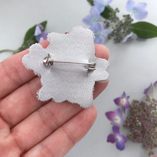 オートクチュールビーズ刺繍ブローチ ガクアジサイ(ブルーグレー オートクチュールビーズ刺繍ブローチ ガクアジサイ(ブルーグレー