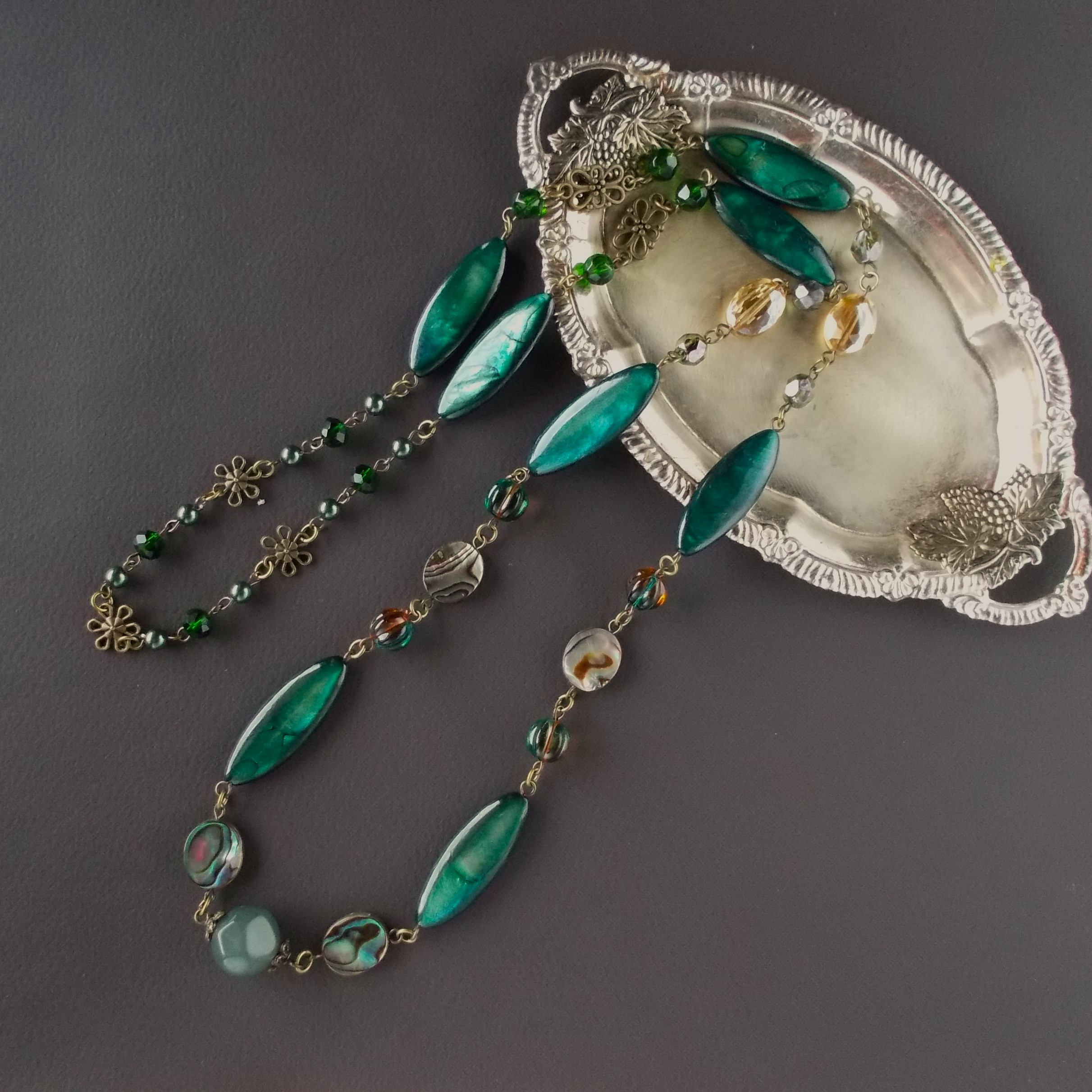 グリーンシェルのロングネックレス