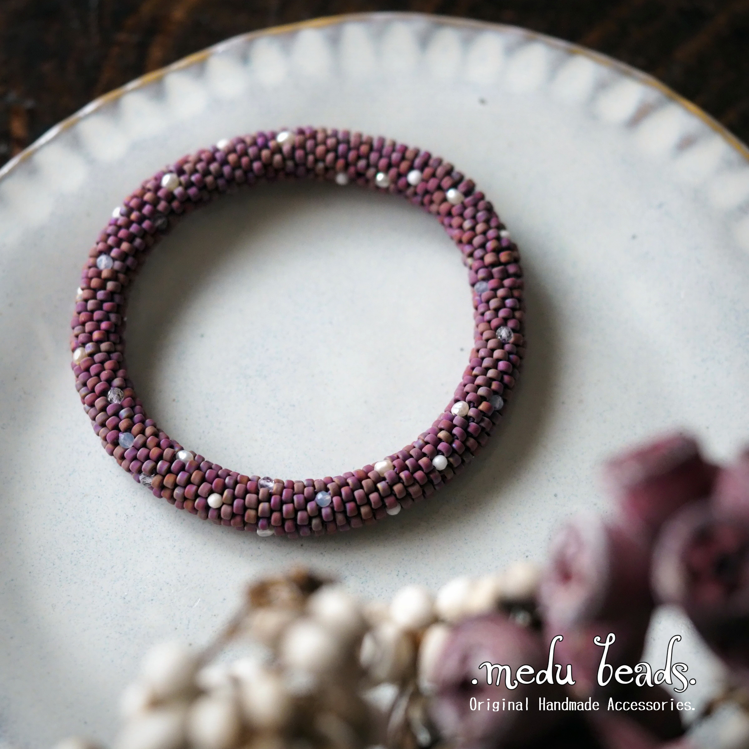 ～恋するバングル～　スモーキーモーヴビーズと天然石の水玉バングル