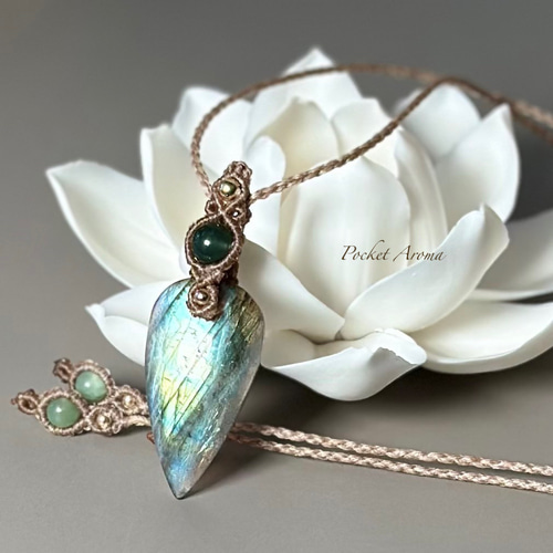 『羽翠』セラフィナイトとバイオタイト入りエメラルドのマクラメペンダントネックレス 羽翠』セラフィナイトとバイオタイト入りエメラルドのマクラメ