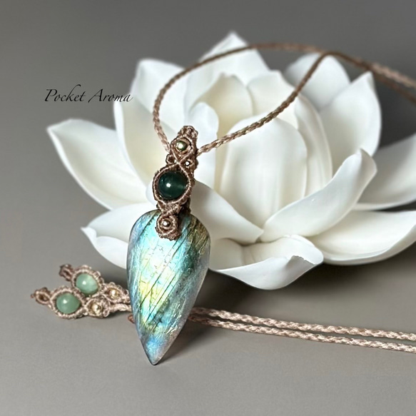 和葉』ラブラドライトとバイオタイト入りエメラルドのマクラメ