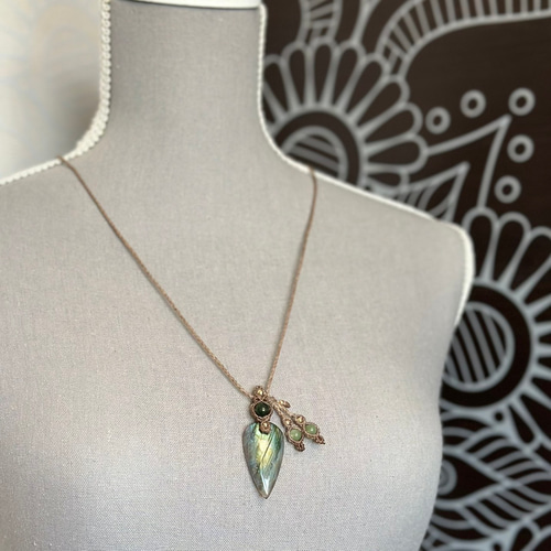 和葉』ラブラドライトとバイオタイト入りエメラルドのマクラメ