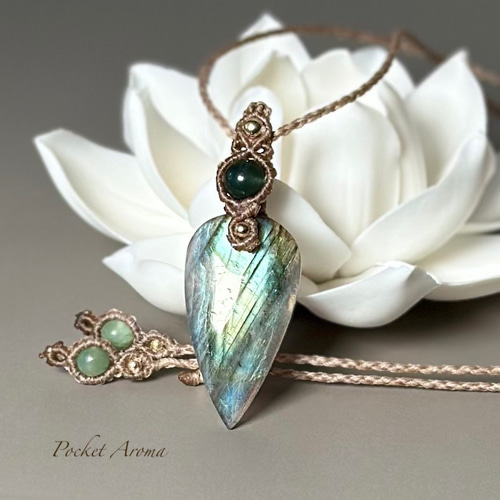 和葉』ラブラドライトとバイオタイト入りエメラルドのマクラメ