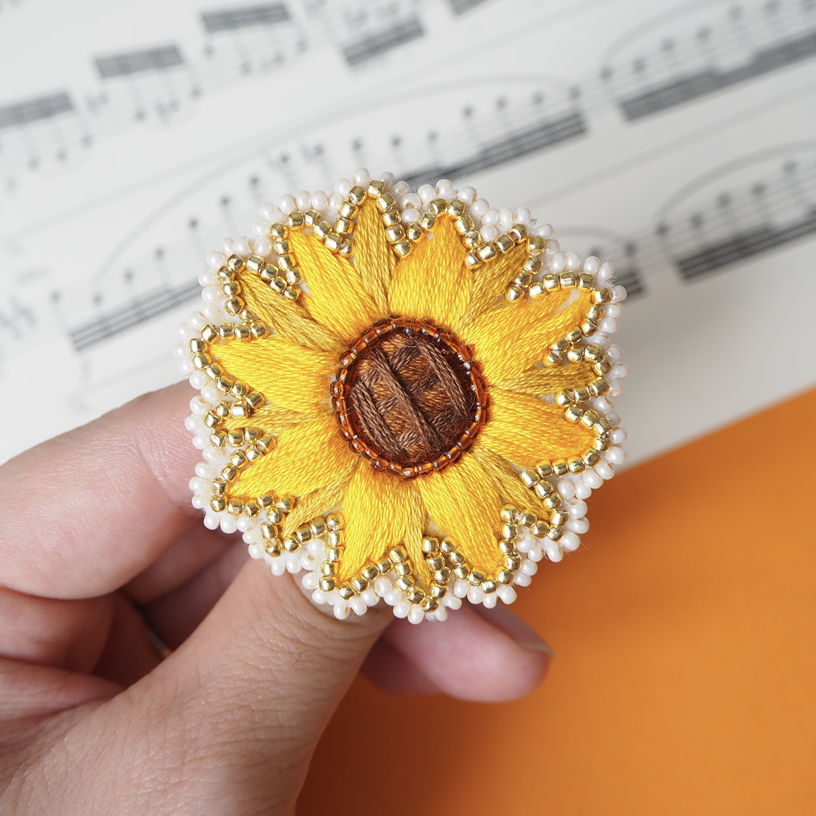 羊毛フェルト ビーズ刺繍 ブローチ 女の子 ① ブローチ ナッツ