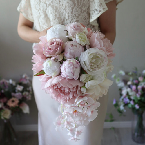 胡蝶蘭と芍薬のキャスケイドブーケ ブーケ MAGNOLIA BOUQUET 通販