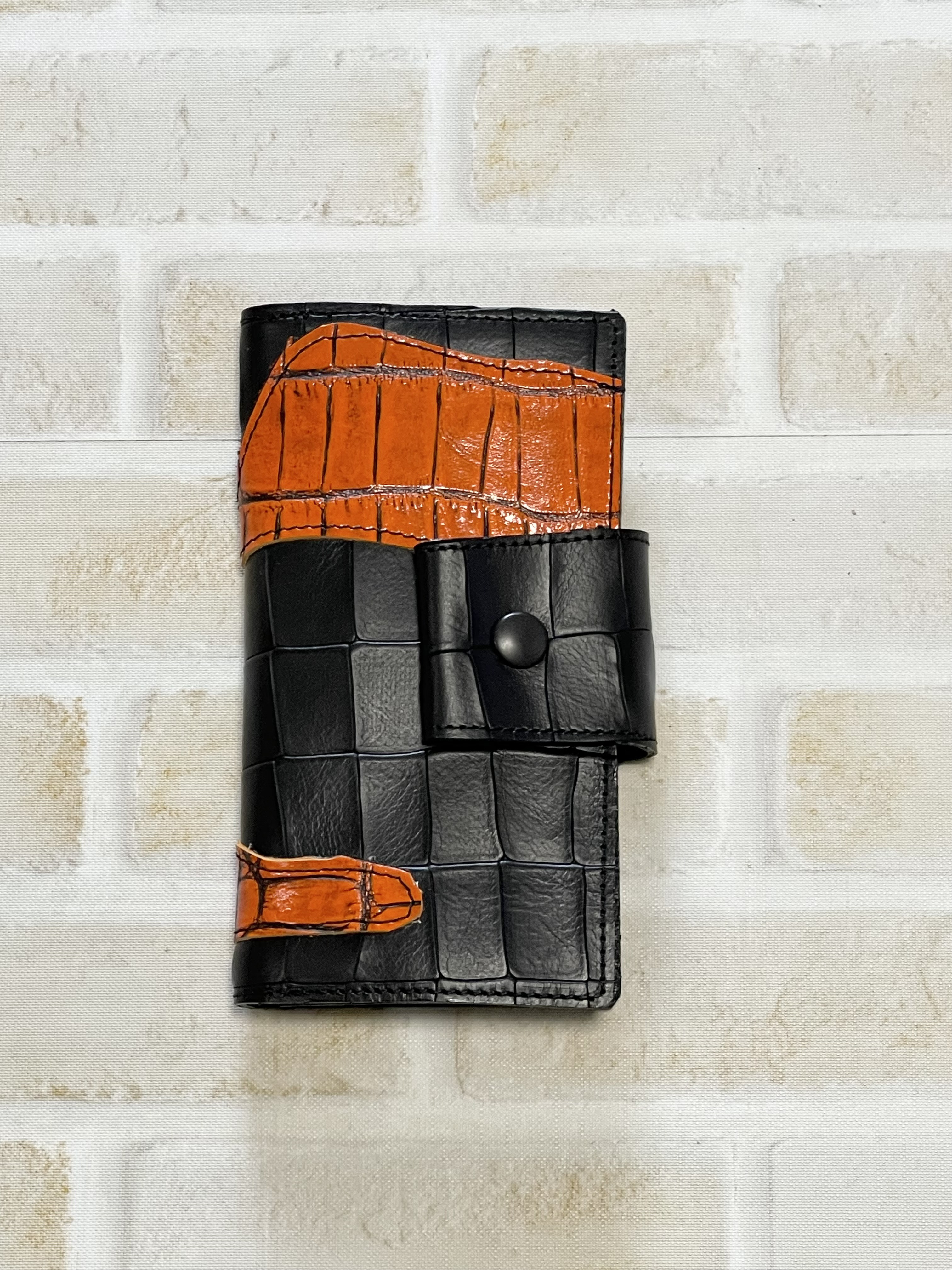 iPhone15Pro  スマホケース　【革　皮　レザー　手帳型　ボタン留め　個性　イタリアンレザー】