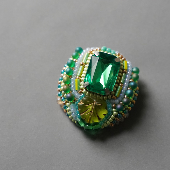 とても軽いおしゃべりなブローチ41 ビーズ刺繍のブローチ グリーン 