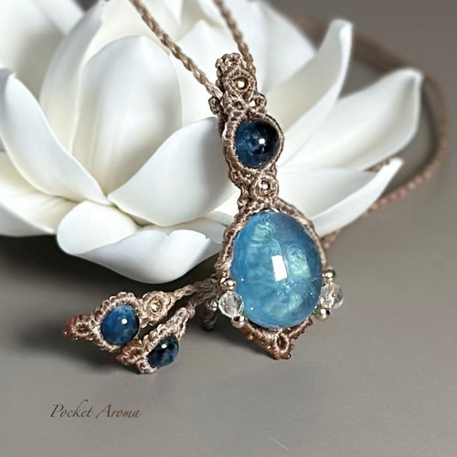 『白藍』ミントブルーアクアマリンのマクラメペンダントネックレス 白藍』ミントブルーアクアマリンのマクラメペンダントネックレス