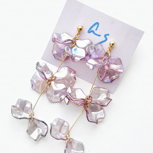 オーロラパープルの花びらロングピアスorイヤリング ピアス  