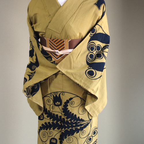 山吹のアンティーク着物 木綿浴衣 ジュサブロー作 山吹色に黒の絵羽柄がアーバンモダンで洗練