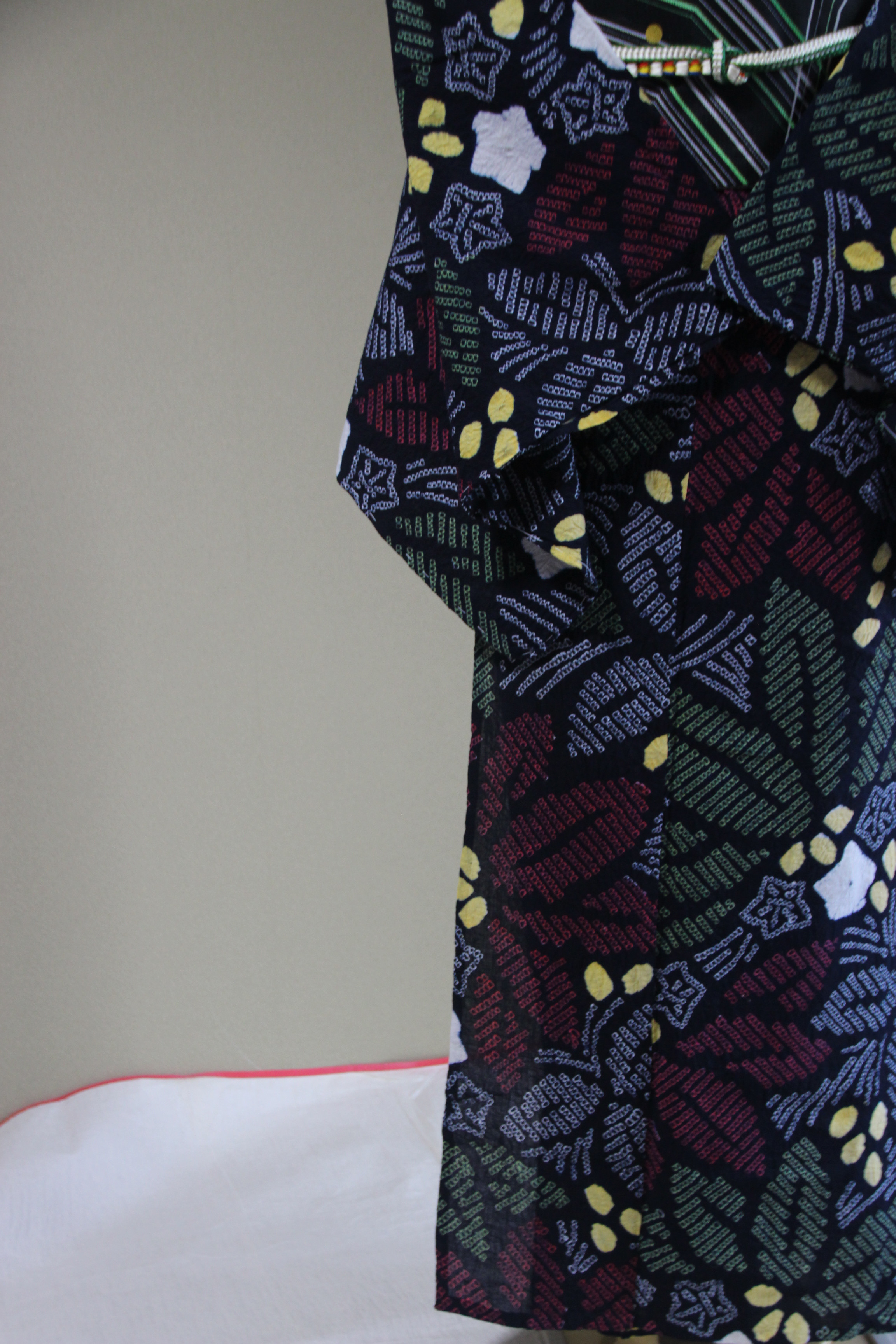 ◇現代 有松鳴海絞　浴衣◇【黒に近い濃紺　朱黄】希少柄　星にポインセチアオリエンタルな雰囲気　身巾広め　裄68.5ｃｍ