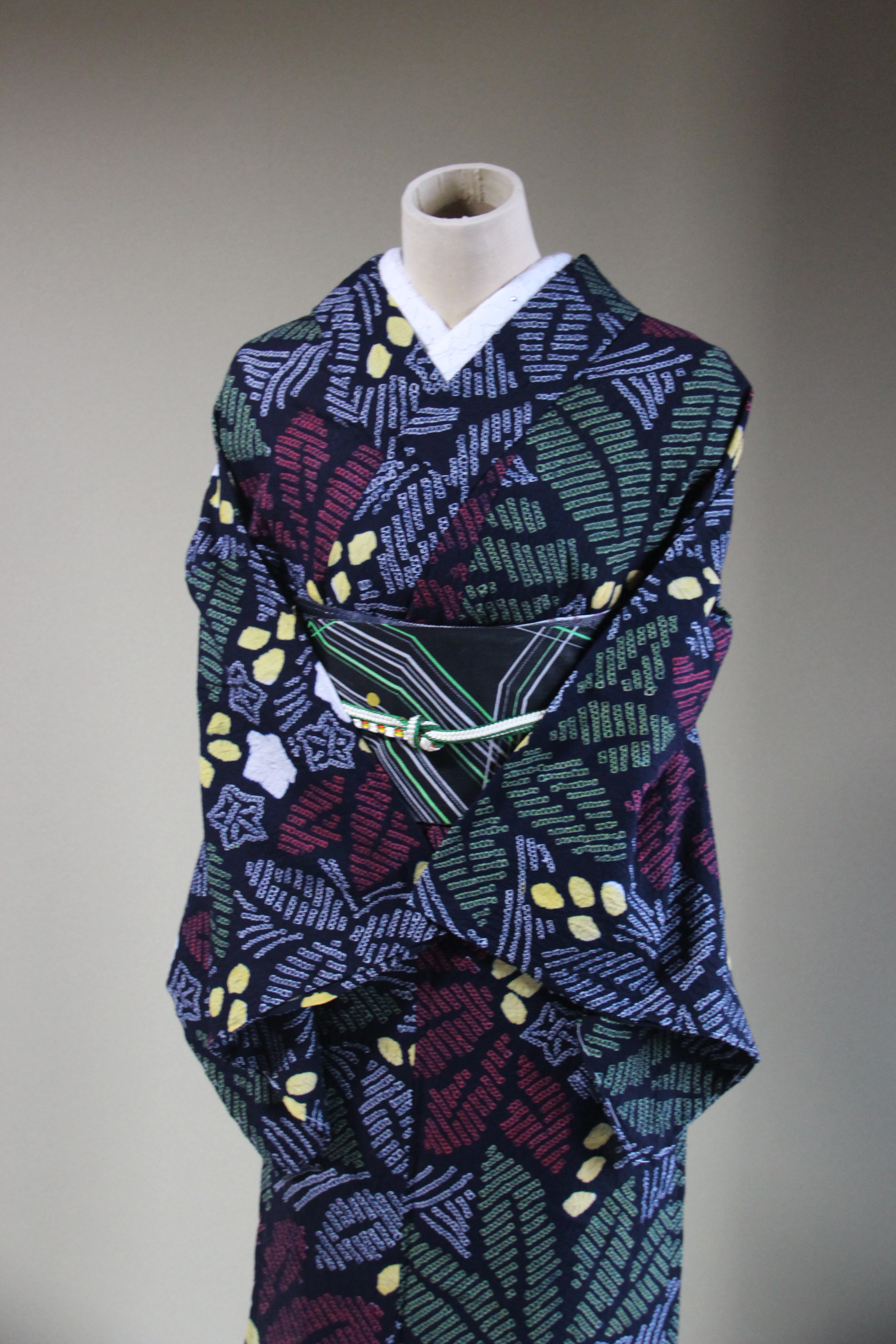 ◇現代 有松鳴海絞　浴衣◇【黒に近い濃紺　朱黄】希少柄　星にポインセチアオリエンタルな雰囲気　身巾広め　裄68.5ｃｍ