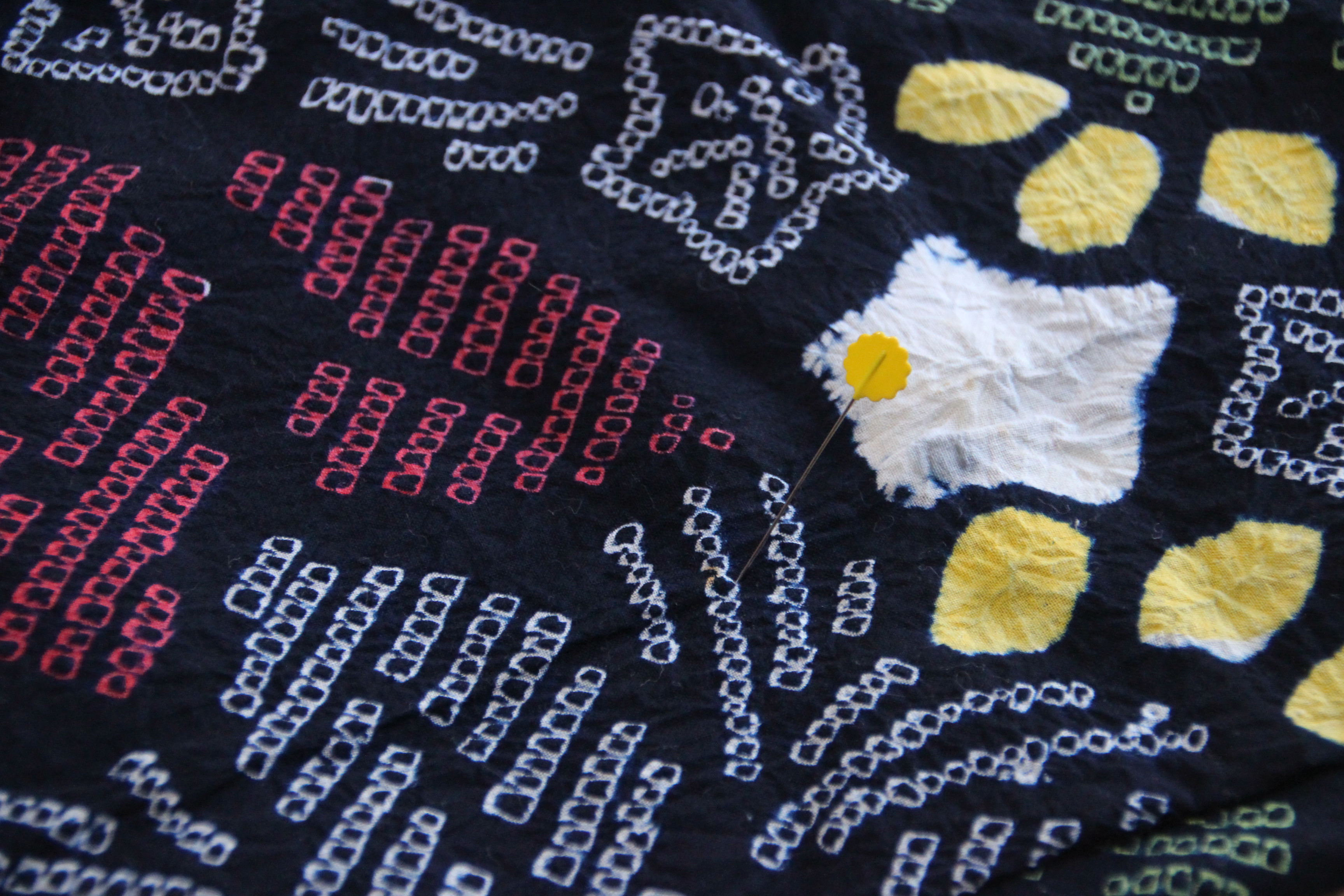 ◇現代 有松鳴海絞　浴衣◇【黒に近い濃紺　朱黄】希少柄　星にポインセチアオリエンタルな雰囲気　身巾広め　裄68.5ｃｍ