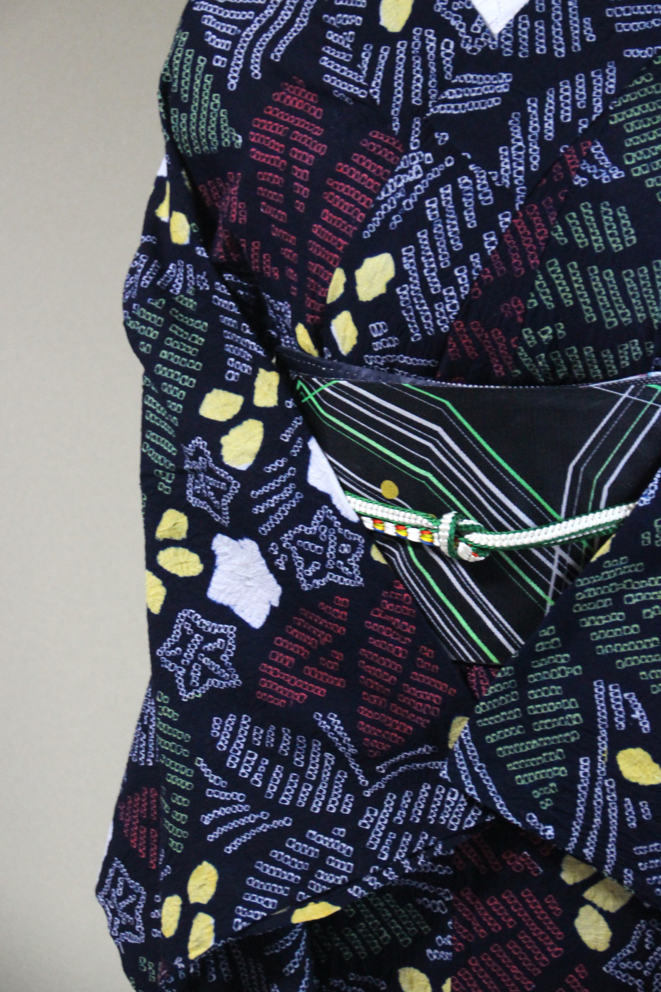 ◇現代 有松鳴海絞　浴衣◇【黒に近い濃紺　朱黄】希少柄　星にポインセチアオリエンタルな雰囲気　身巾広め　裄68.5ｃｍ