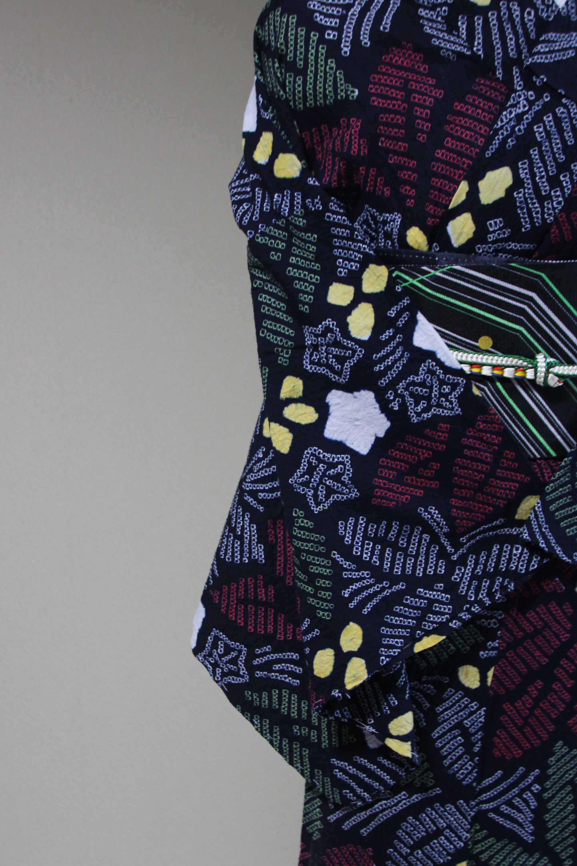 ◇現代 有松鳴海絞　浴衣◇【黒に近い濃紺　朱黄】希少柄　星にポインセチアオリエンタルな雰囲気　身巾広め　裄68.5ｃｍ