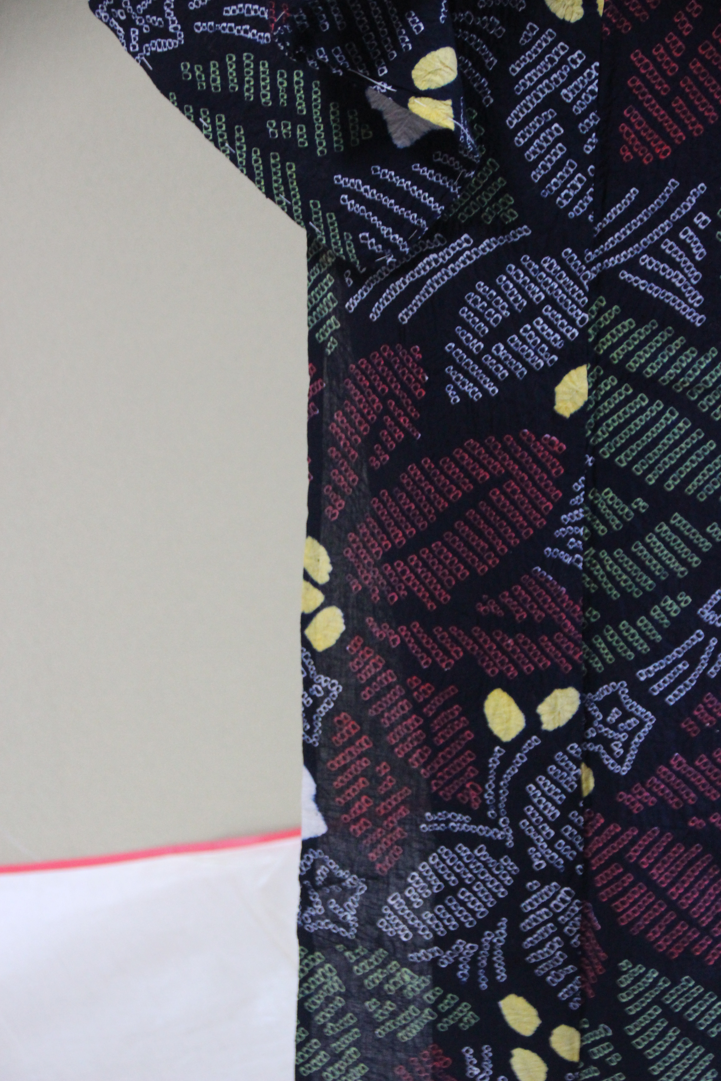 ◇現代 有松鳴海絞　浴衣◇【黒に近い濃紺　朱黄】希少柄　星にポインセチアオリエンタルな雰囲気　身巾広め　裄68.5ｃｍ