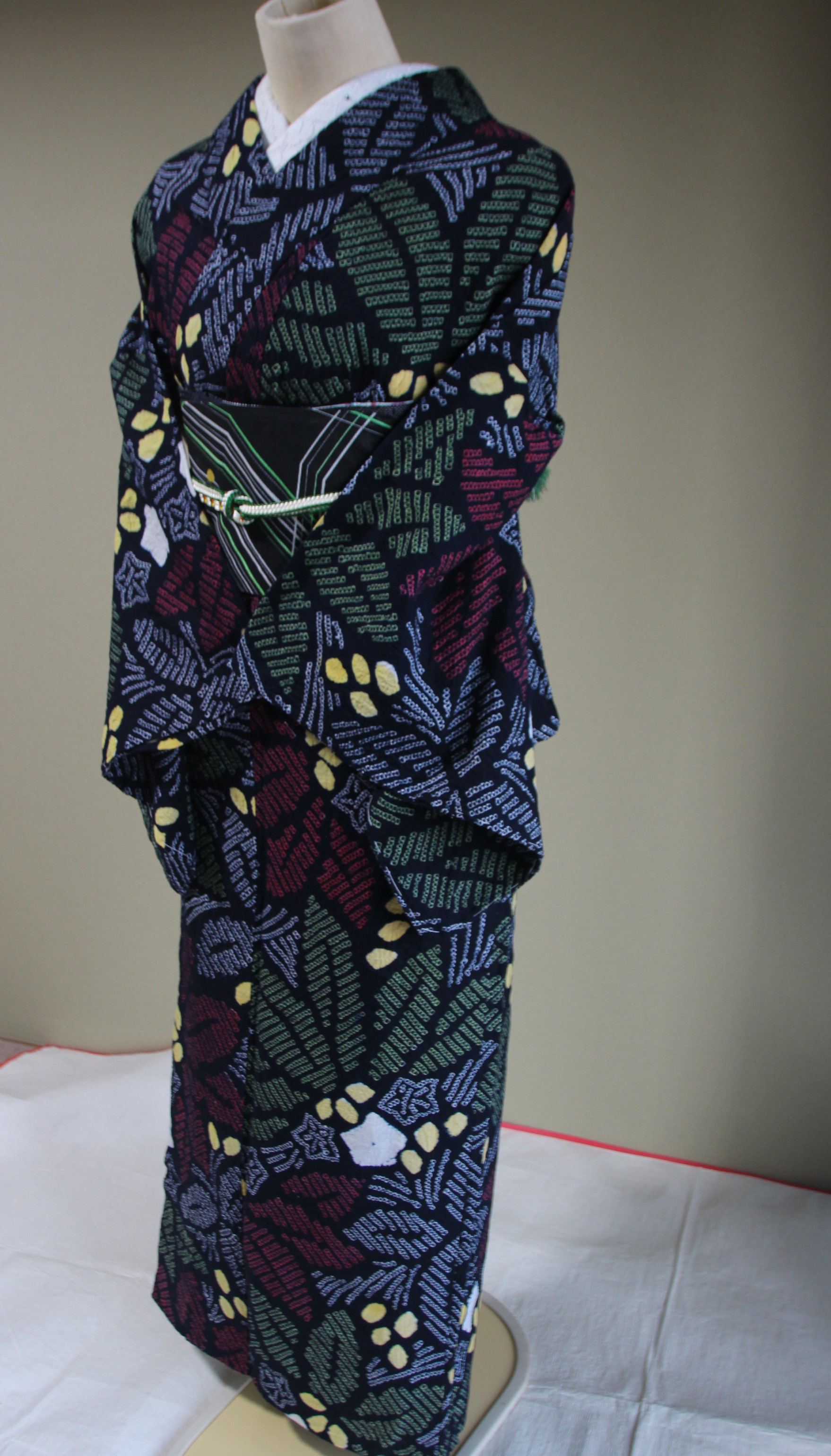 ◇現代 有松鳴海絞　浴衣◇【黒に近い濃紺　朱黄】希少柄　星にポインセチアオリエンタルな雰囲気　身巾広め　裄68.5ｃｍ