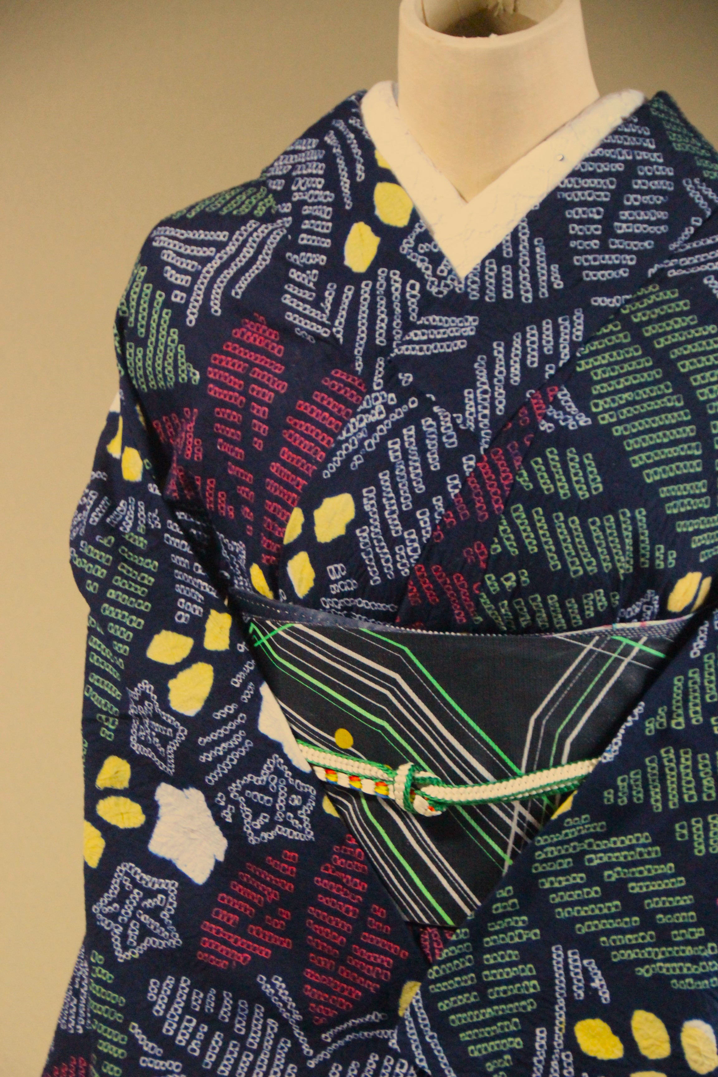 ◇現代 有松鳴海絞　浴衣◇【黒に近い濃紺　朱黄】希少柄　星にポインセチアオリエンタルな雰囲気　身巾広め　裄68.5ｃｍ