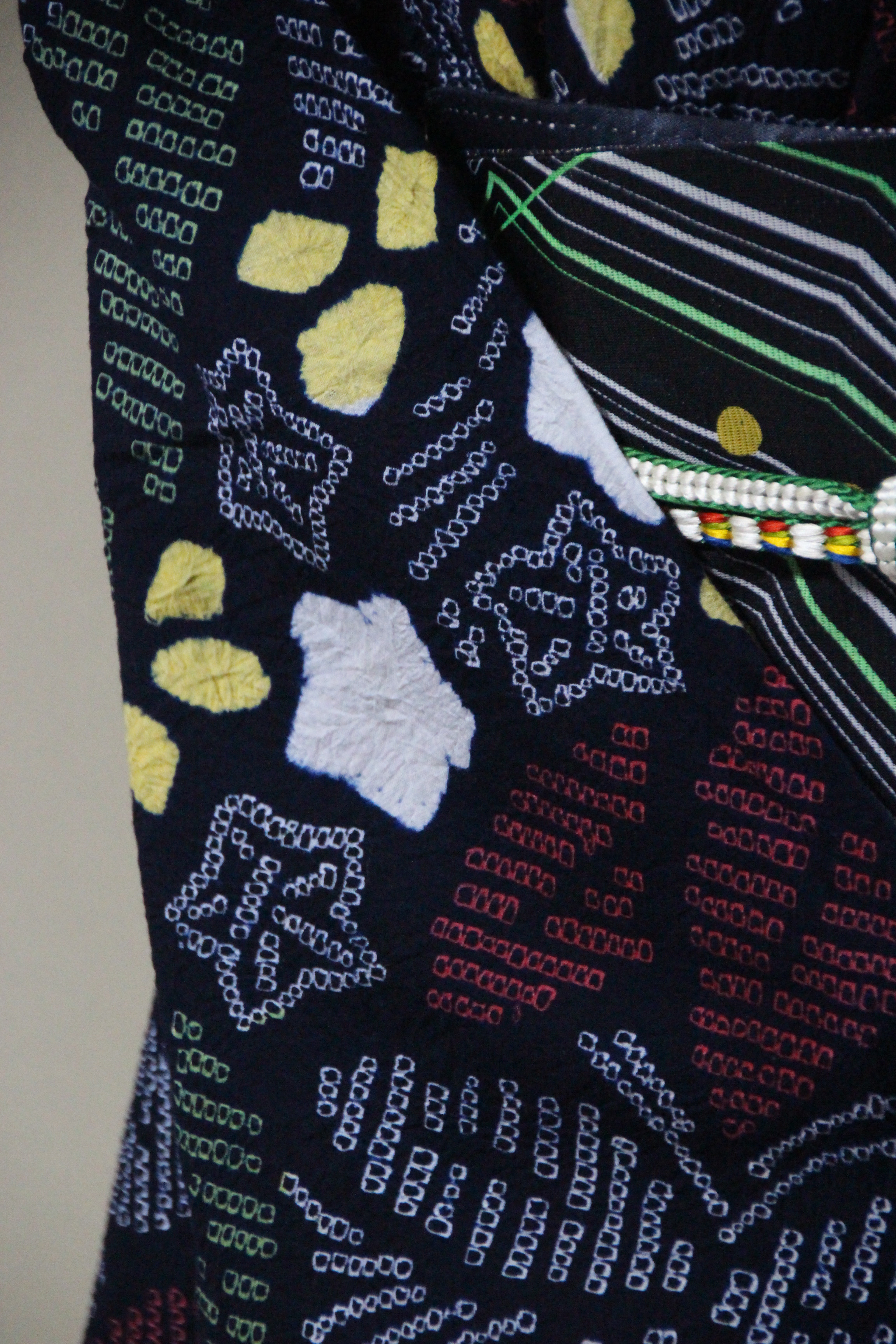 ◇現代 有松鳴海絞　浴衣◇【黒に近い濃紺　朱黄】希少柄　星にポインセチアオリエンタルな雰囲気　身巾広め　裄68.5ｃｍ