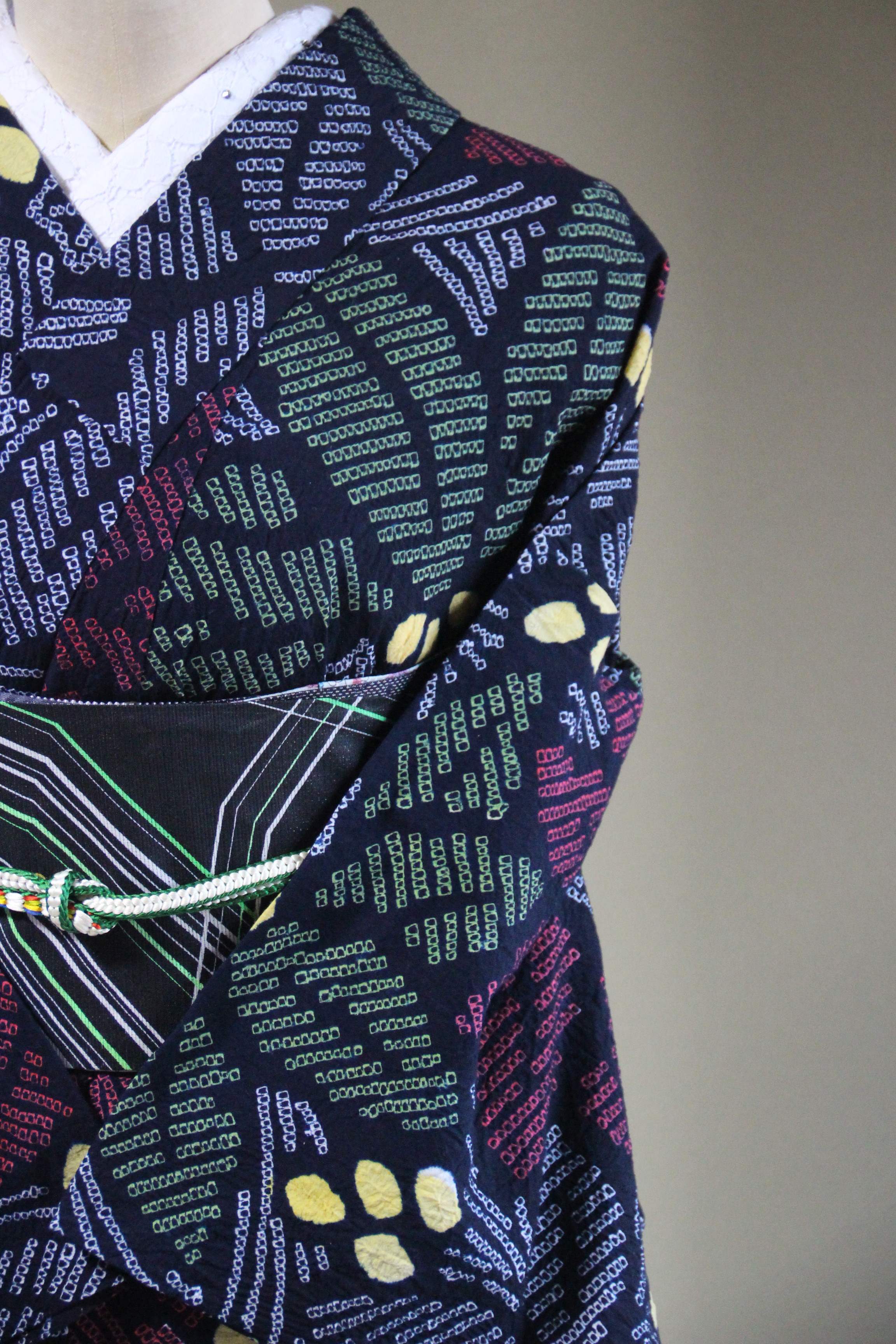 ◇現代 有松鳴海絞　浴衣◇【黒に近い濃紺　朱黄】希少柄　星にポインセチアオリエンタルな雰囲気　身巾広め　裄68.5ｃｍ