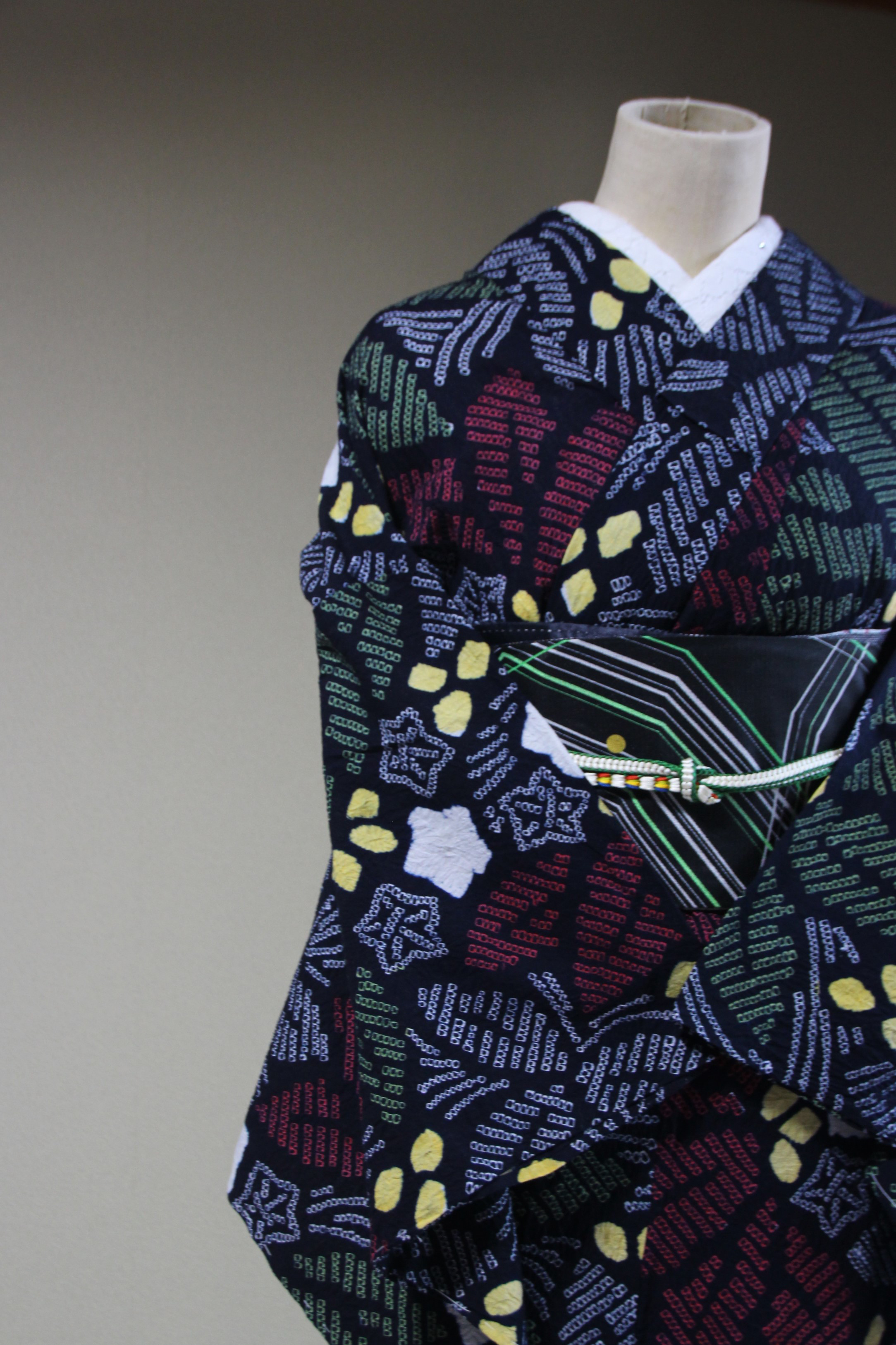 ◇現代 有松鳴海絞　浴衣◇【黒に近い濃紺　朱黄】希少柄　星にポインセチアオリエンタルな雰囲気　身巾広め　裄68.5ｃｍ