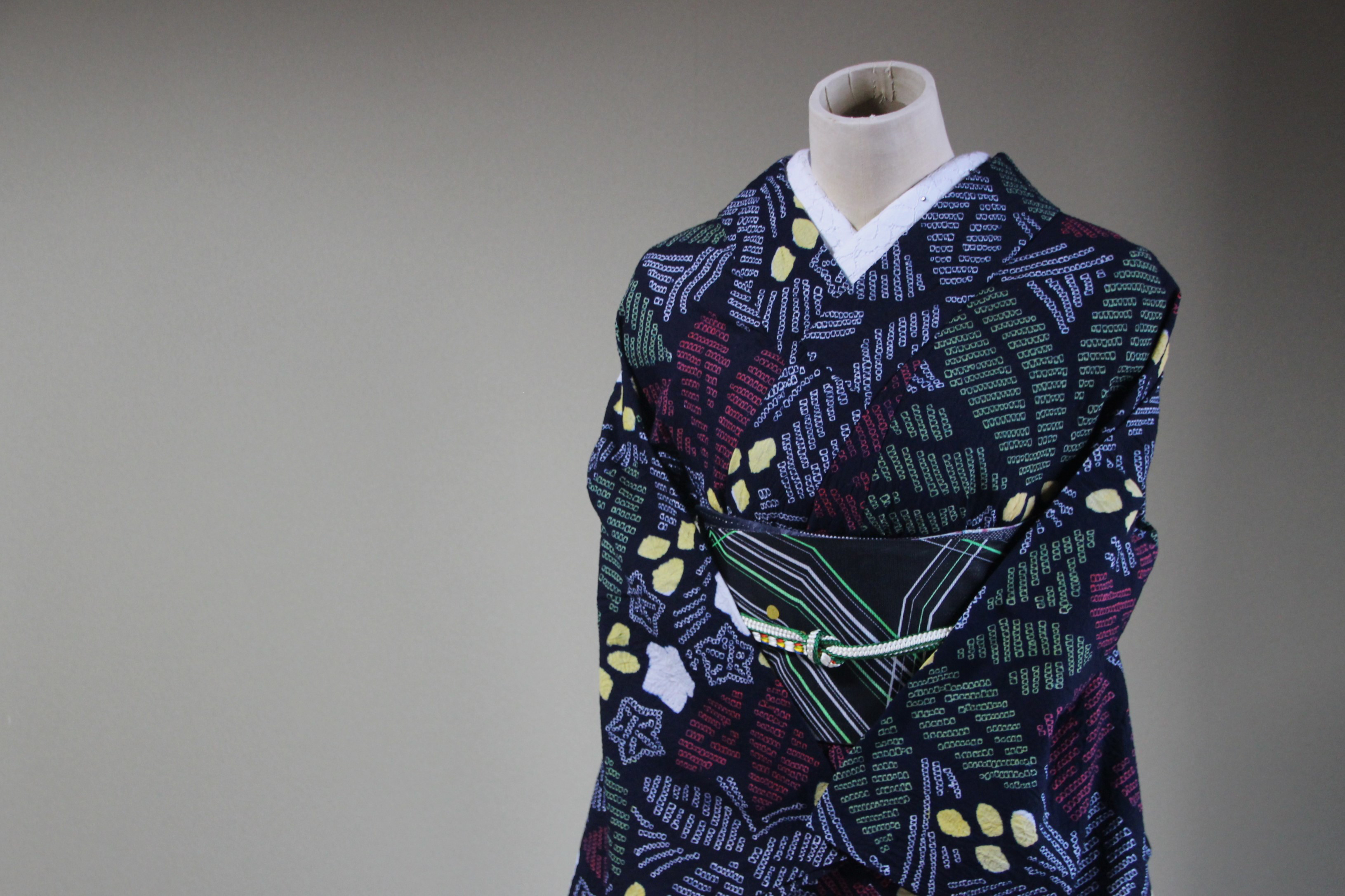 ◇現代 有松鳴海絞　浴衣◇【黒に近い濃紺　朱黄】希少柄　星にポインセチアオリエンタルな雰囲気　身巾広め　裄68.5ｃｍ