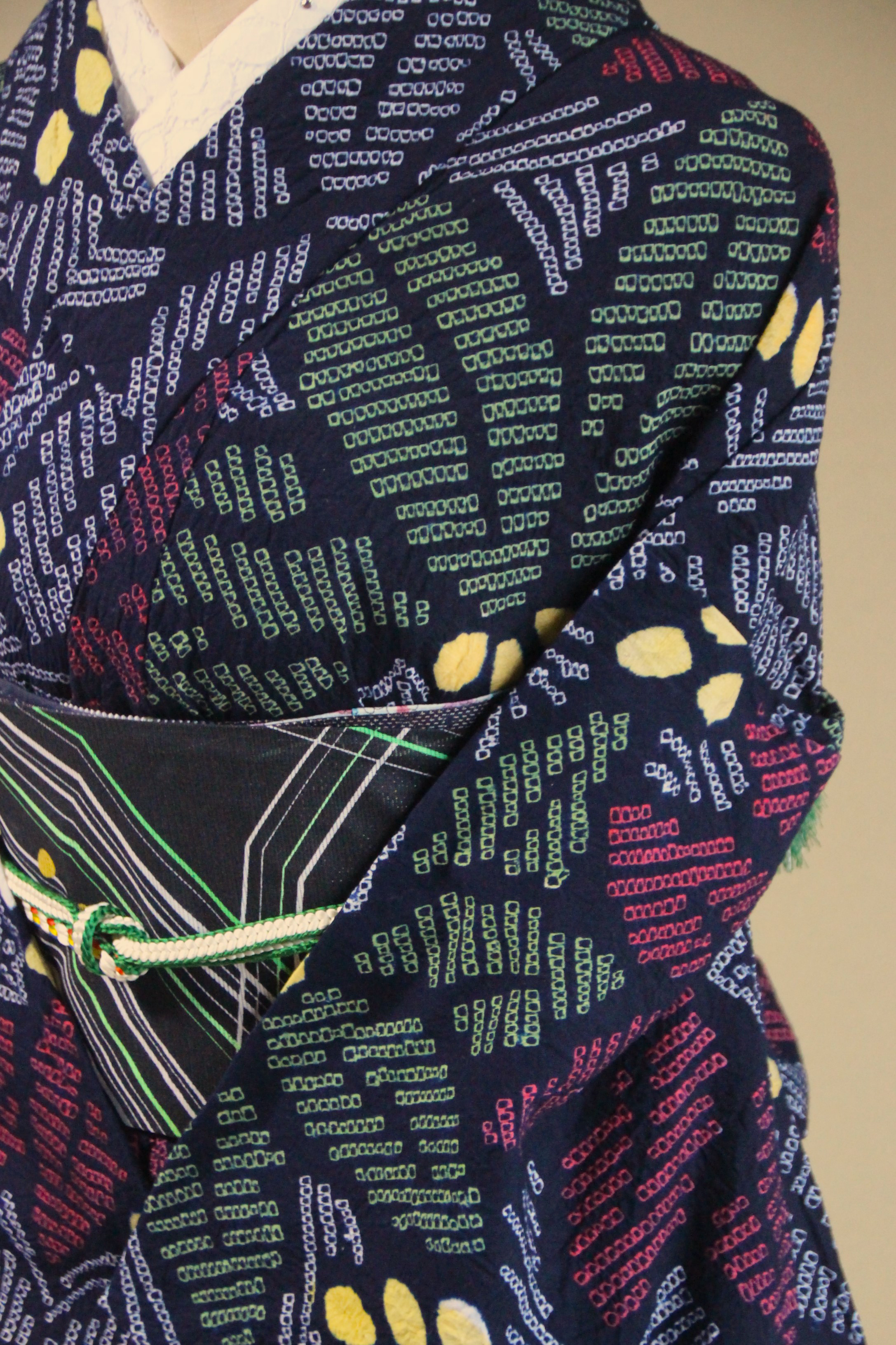 ◇現代 有松鳴海絞　浴衣◇【黒に近い濃紺　朱黄】希少柄　星にポインセチアオリエンタルな雰囲気　身巾広め　裄68.5ｃｍ