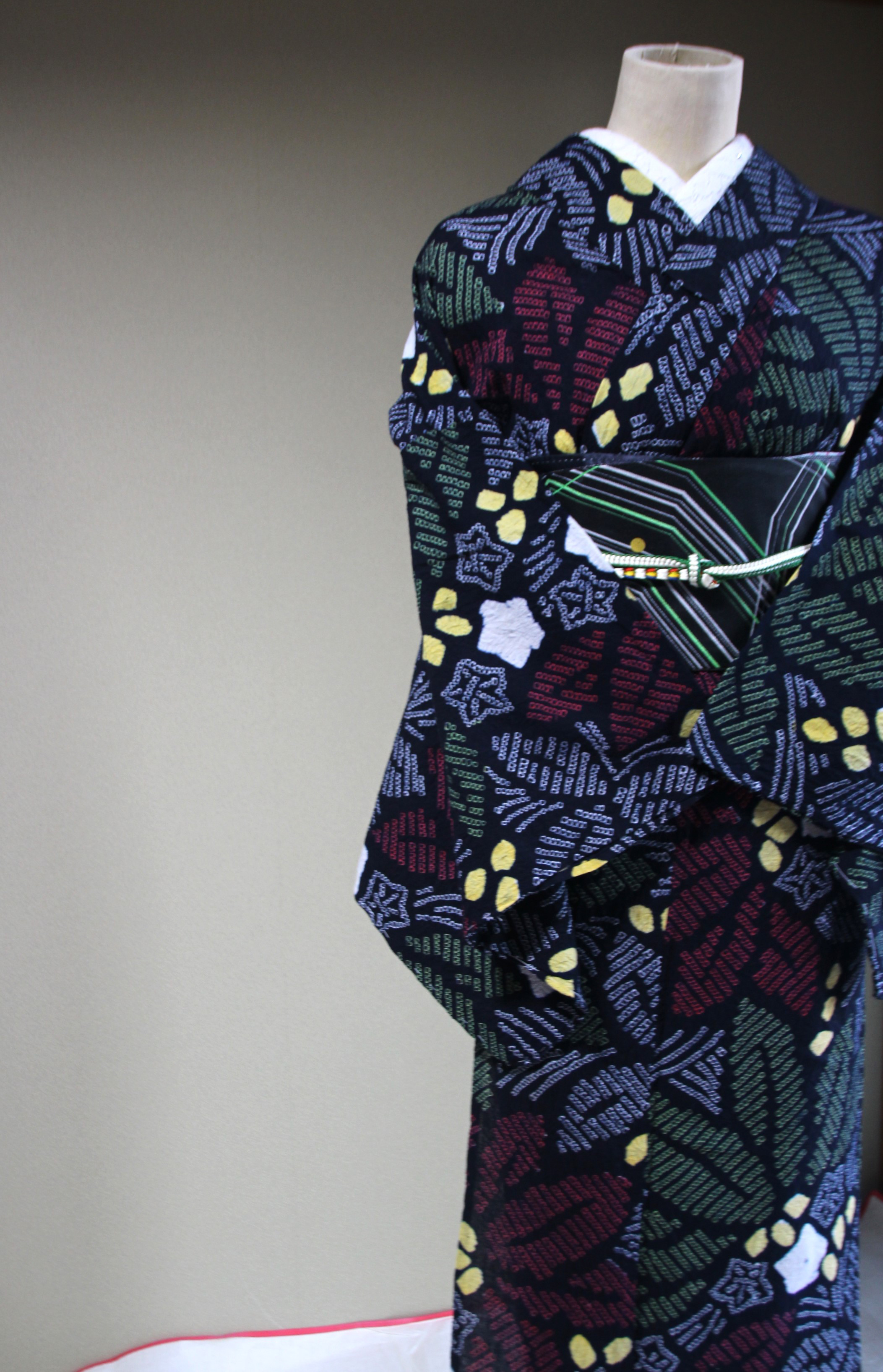 ◇現代 有松鳴海絞　浴衣◇【黒に近い濃紺　朱黄】希少柄　星にポインセチアオリエンタルな雰囲気　身巾広め　裄68.5ｃｍ