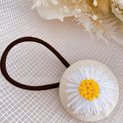 エメラルドグリーンハイビスカス☆手刺繍☆2.7センチくるみボタンヘアゴム2点 エメラルドグリーンハイビスカス☆手刺繍☆2.7センチくるみボタン