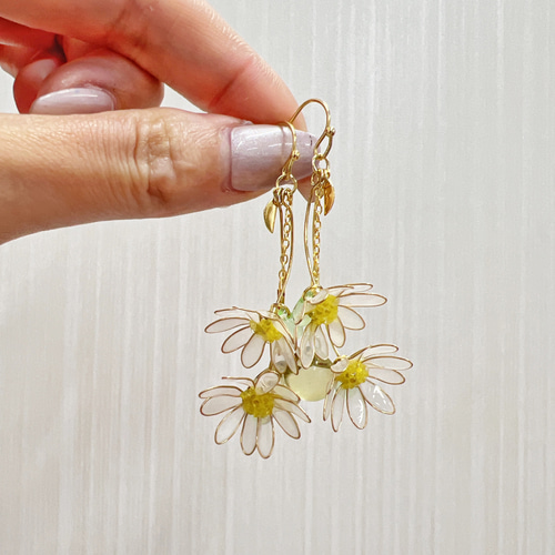 ゆらゆらマーガレット ピアス/イヤリング ディップアート アメリカン