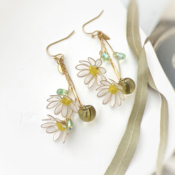 お花のゆらゆらピアス ハンドメイド 再販】ゆらゆらシリーズビーズ刺繍のお花（ﾌﾞﾗｯｸ）ピアス/イヤリング