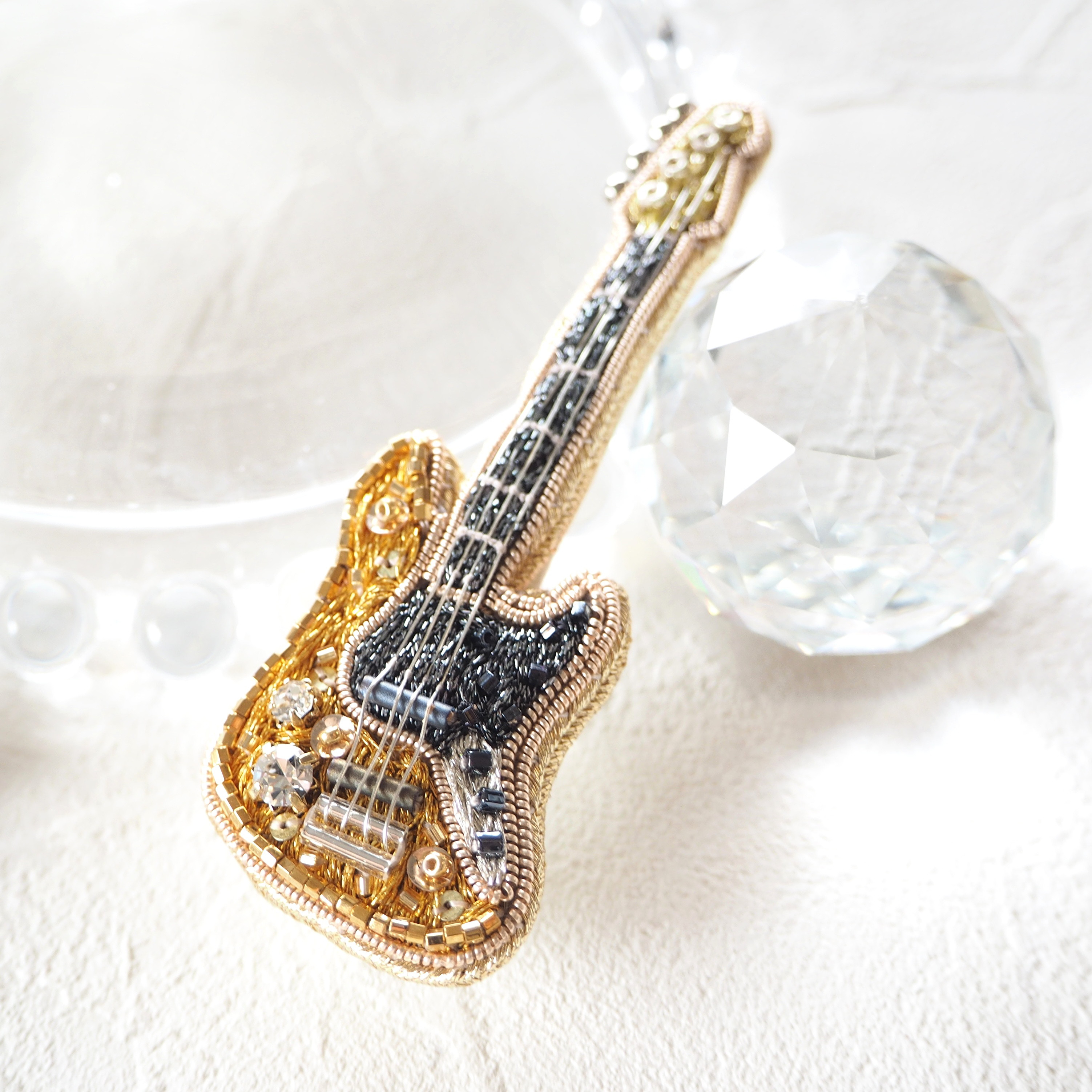 受注販売】繊細なオートクチュールビーズ刺繍のギターのブローチ 手嶋