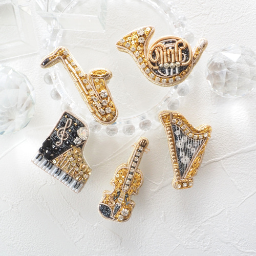 受注販売】繊細なオートクチュールビーズ刺繍のギターのブローチ 手嶋