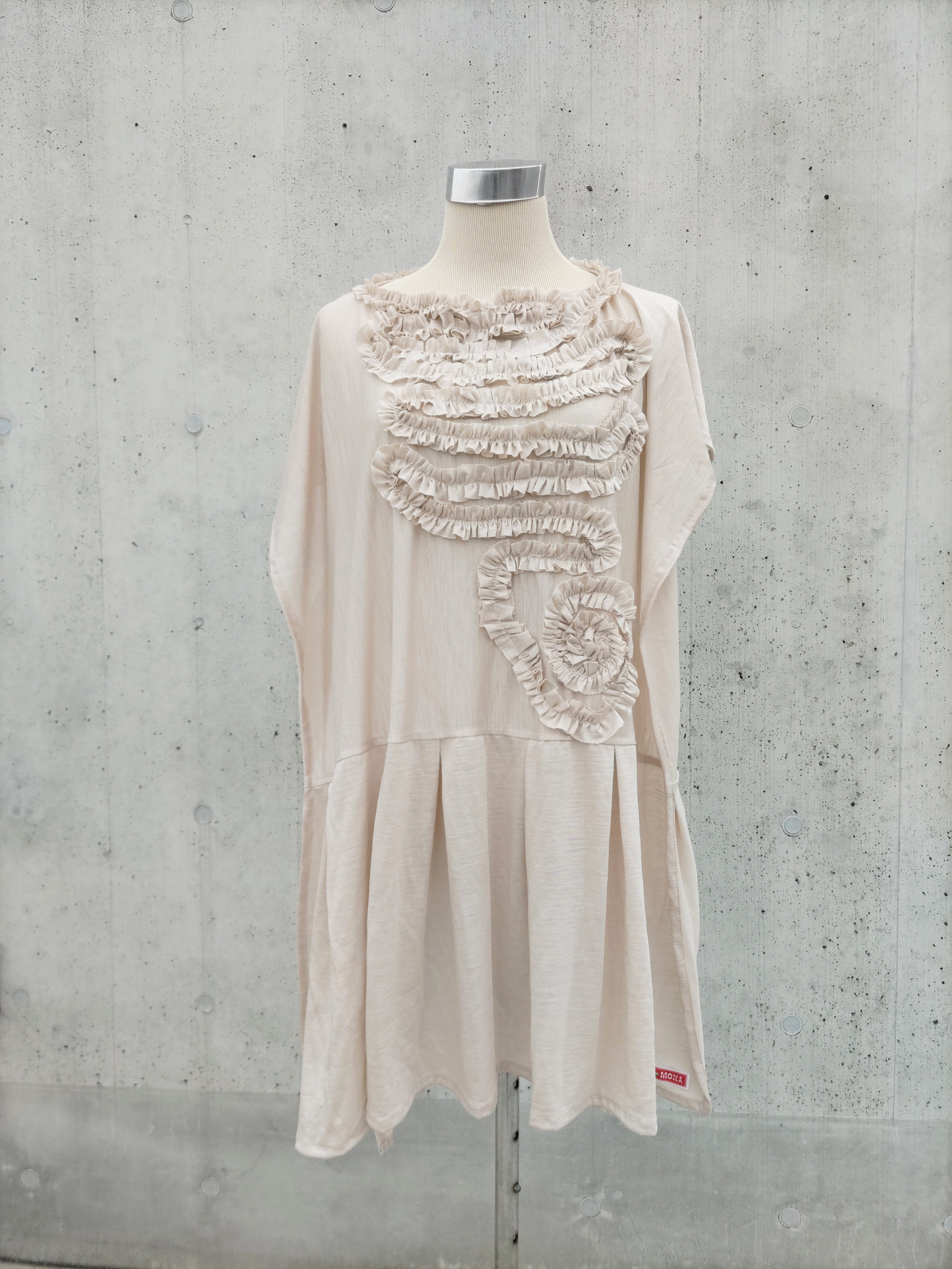 大好評再販　七変化着回し可能　リネン100％のストールベスト　ポンチョ　薄ベージュフリル　　１枚限定