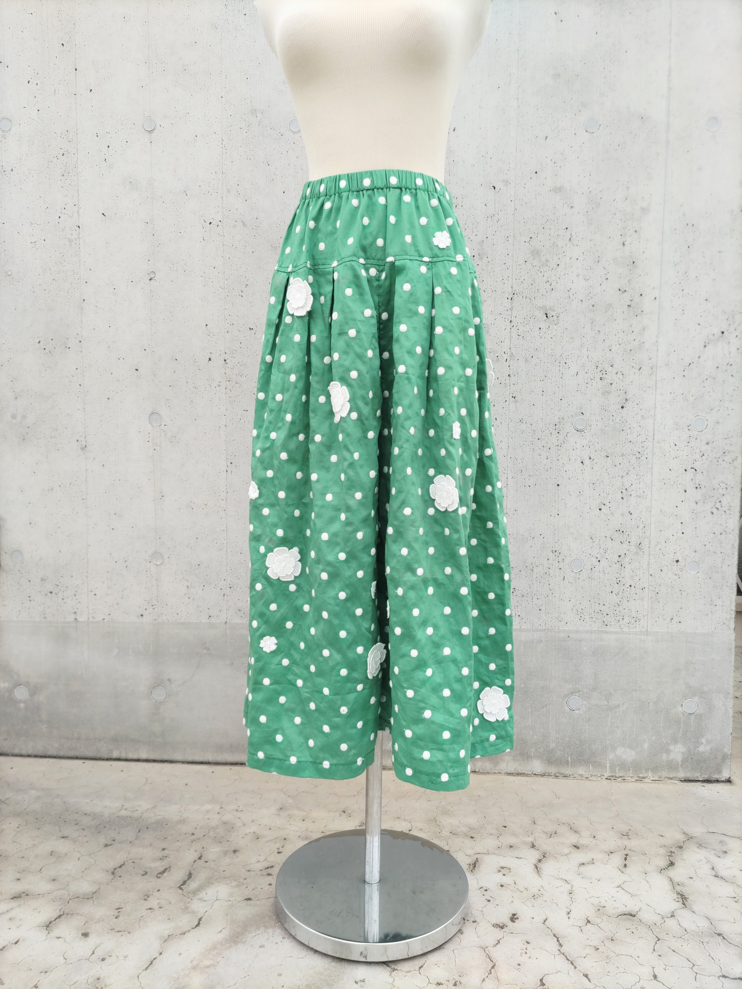 【sale】豪華グリーンにオフ白水玉ドット全面刺繍　立体ケミカルレースモチーフ付き　フレアーパンツ