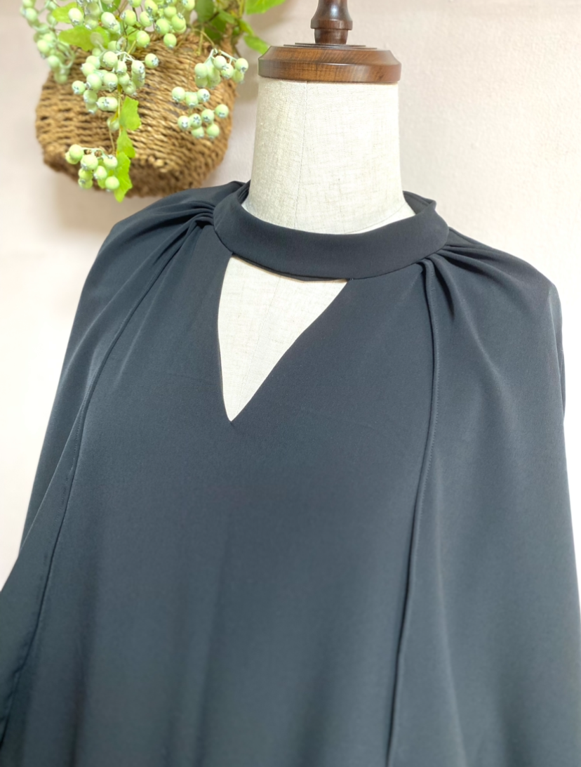 《大きいサイズ》フォーマル　Ｖネックのケープワンピース　Ｌ•ＬＬ•１３号　ブラック