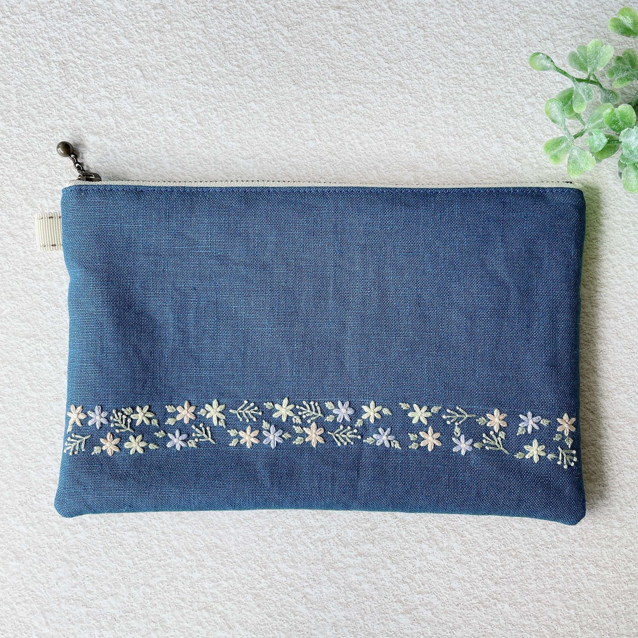 ハンドメイド　手刺繍　ファスナーポーチ☆ゆりです