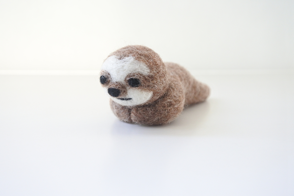 なまけもののナマケモノ（うつ伏せ） 羊毛フェルト kuricco 通販