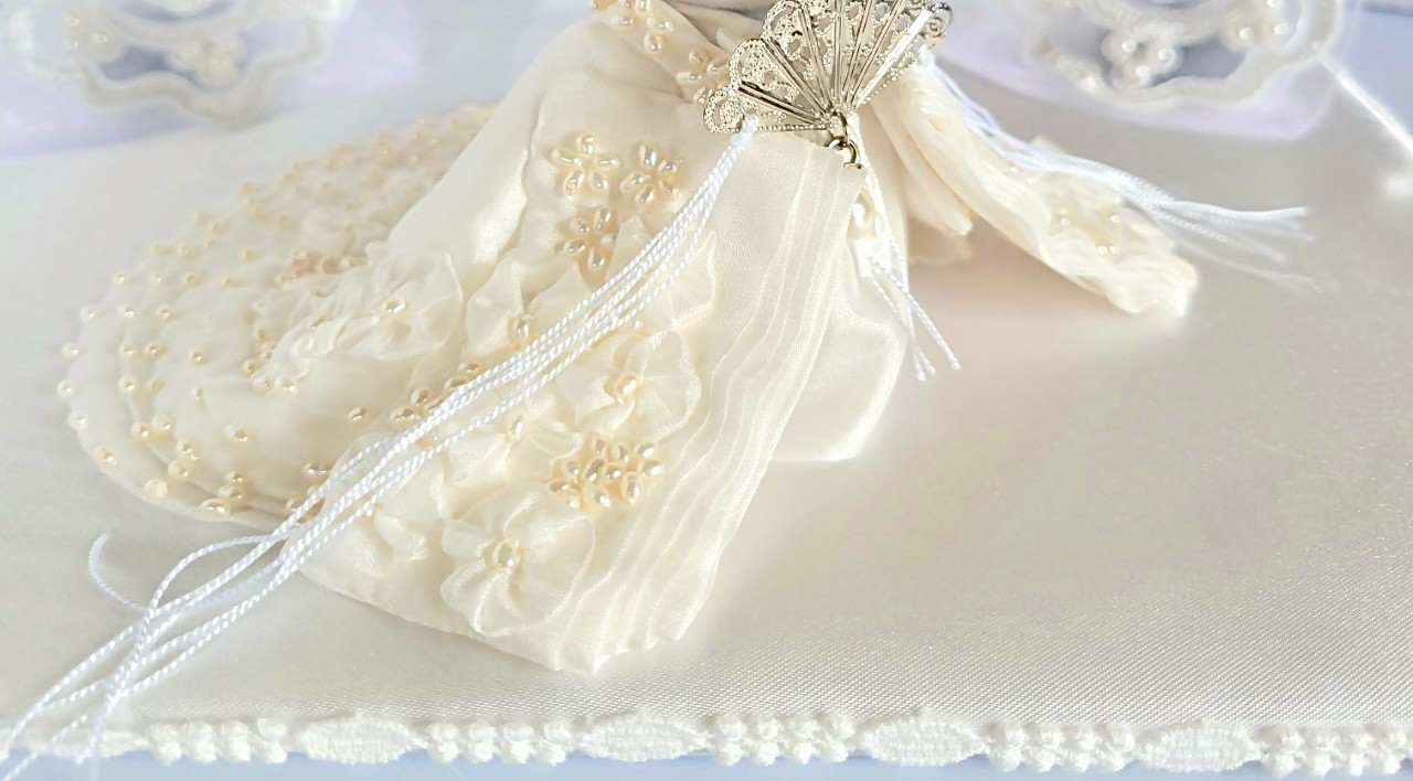 547.8  小さなお着物 《白無垢婚礼ペアセット綿帽子付き》小さなお花と淡水パールのお着物